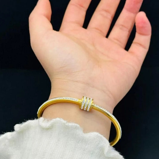 STUDDED LOCK CUBIC ZARCONIA HANDCUFF