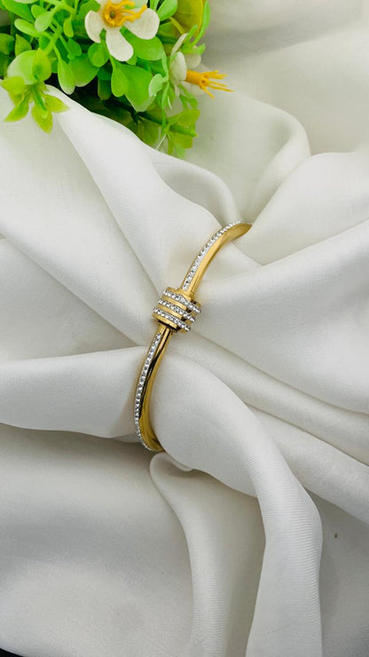 STUDDED LOCK CUBIC ZARCONIA HANDCUFF